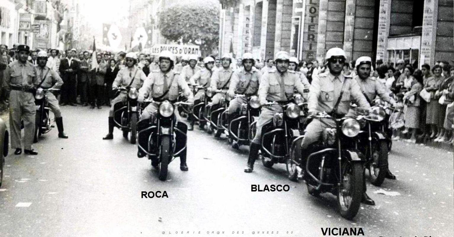 1558- Oran - Rue d'Arzew - Manifestation2 - Les Motards.jpg
